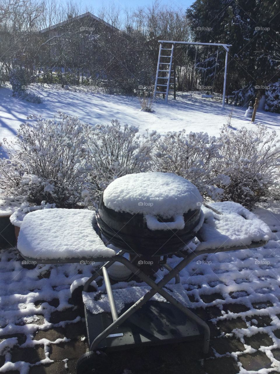 Ni barbecue in the snow. We have to varit för the spring in Sweden.