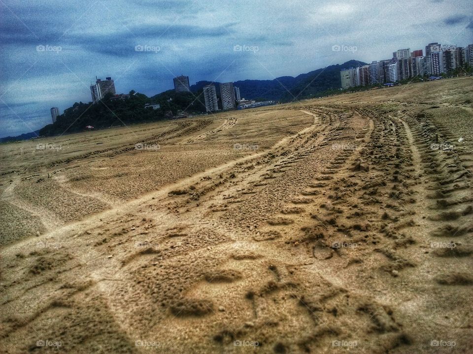 trails. Itararé beach, São Vicente, Brazil