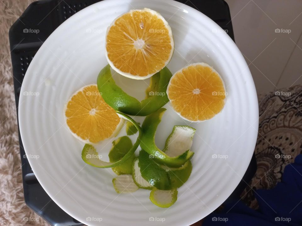 Casca de laranja.  A casca da laranja, contém hespetidina, um tipo de flavonoide, com propriedades, para metabolizar a gordura no sangue e facilitar a sua  remoção. O chá da casca de laranja é rico em vitamina C, que tem propriedades antioxidantes.