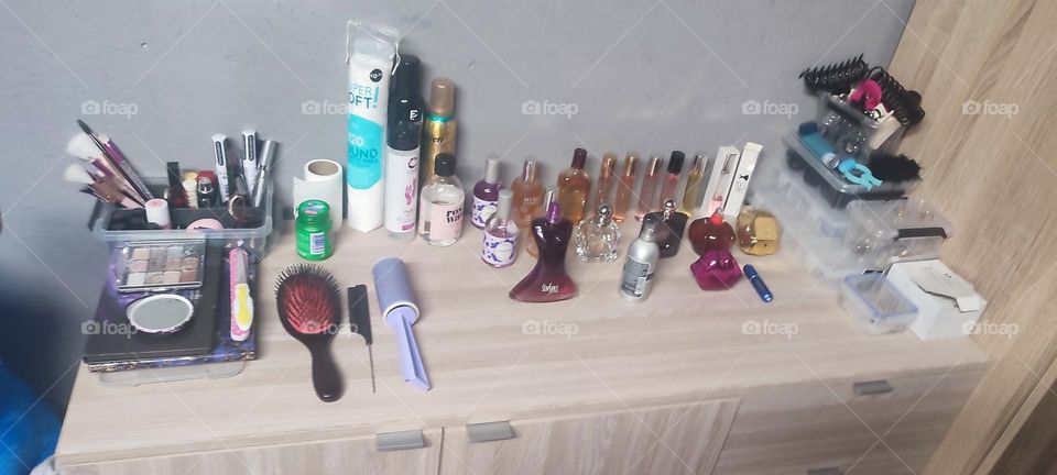 Rangement parfums , maquillages