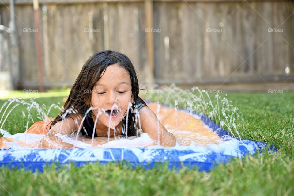 Backyard slides work to have fun in the summer vacation at home with the family. 