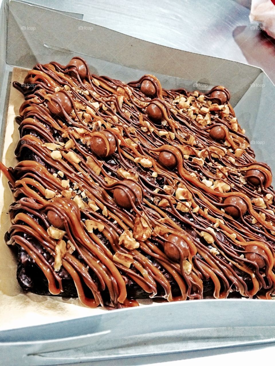 Mmmmmm so Yummy ! i love bake ! everyone like to eat. sweet Brownies salted caramel +chocolate + walnut