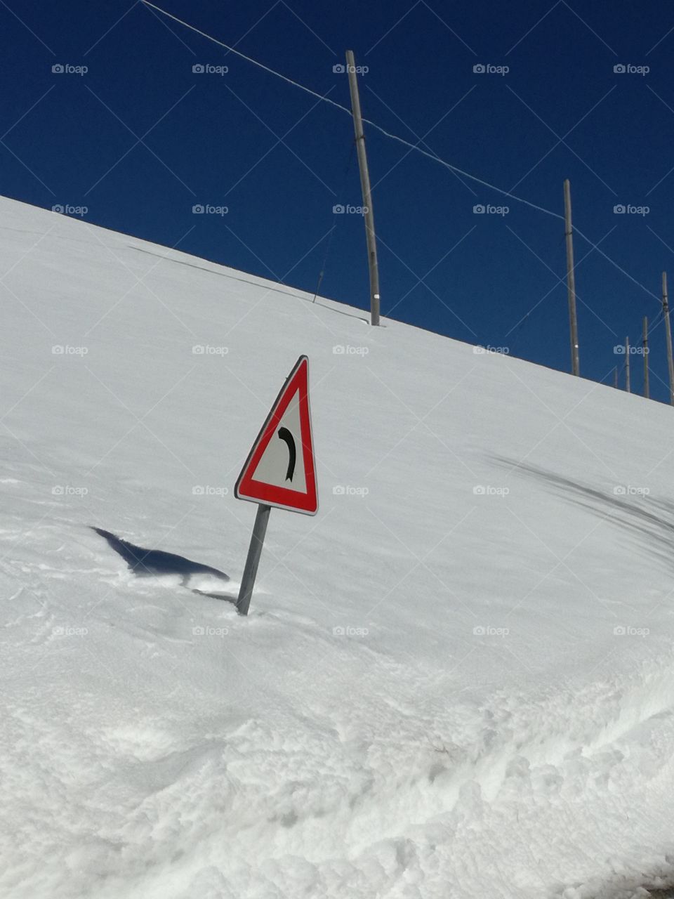 Strange street signals on the snow😊