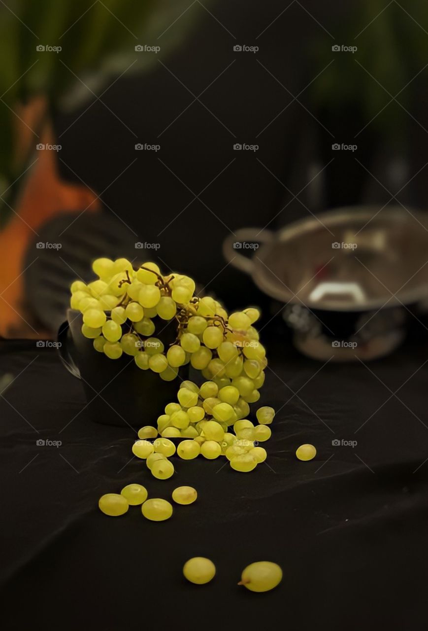 Experimenting darkfoodphotography with some grapes :)