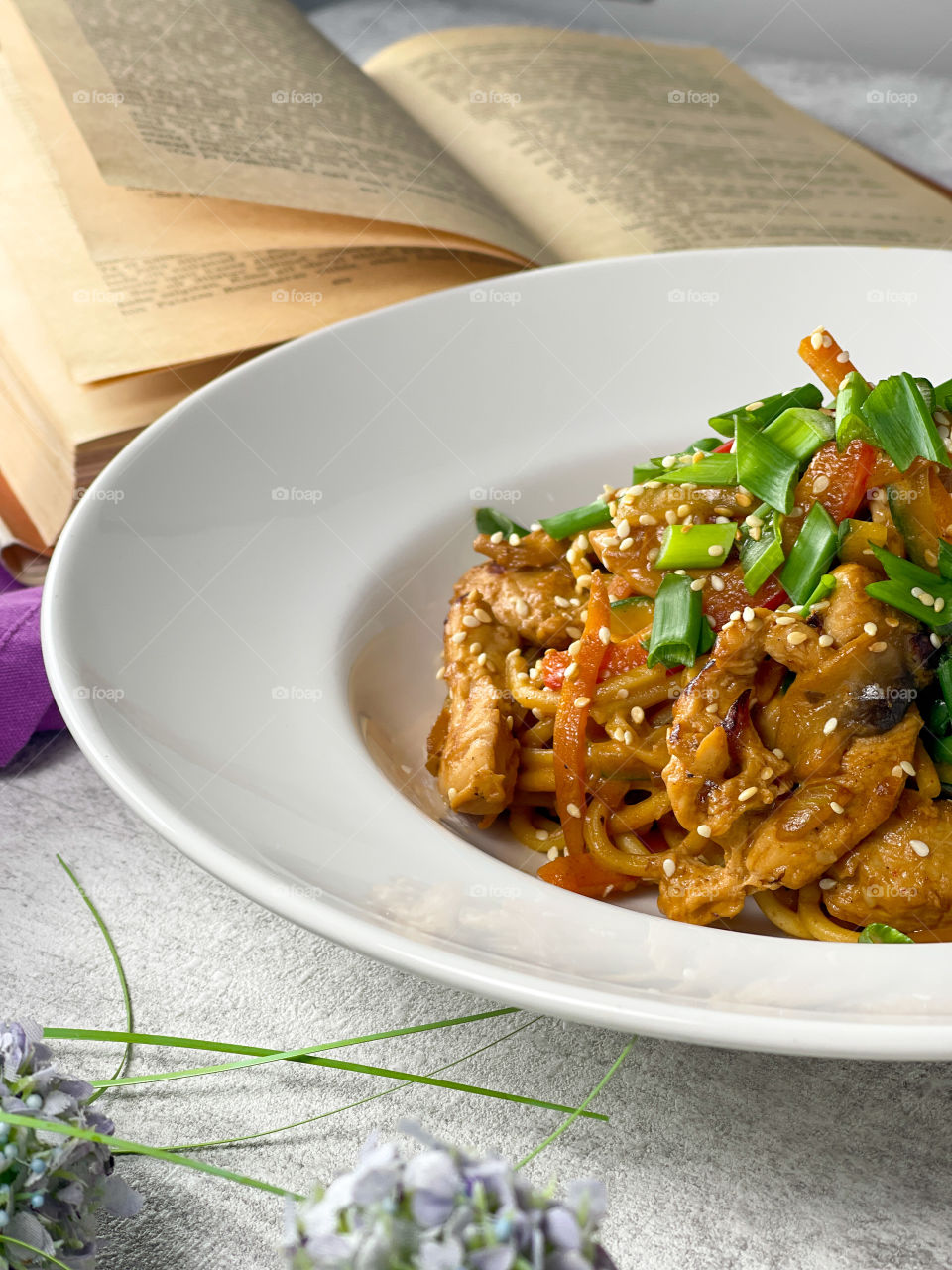 Wok with rice noodles and turkey