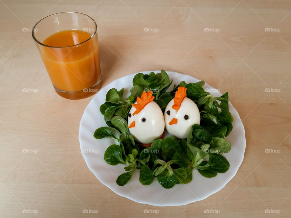 happy eggs, lamb's lettuce and juice