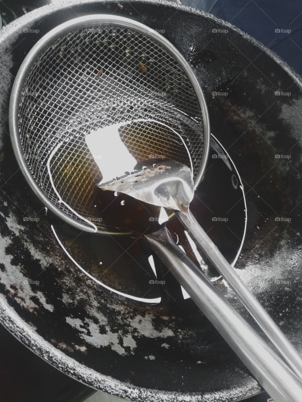 This tool is usually used for frying even though the pan looks dirty, but this is because it has been used for a long time to fry fried food in the shop.