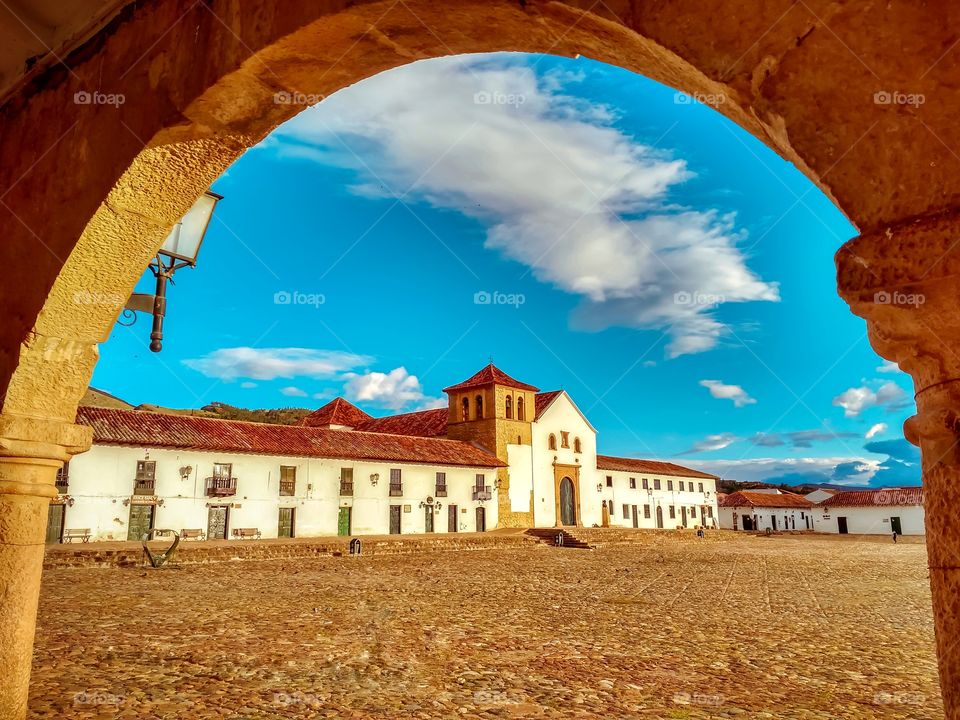 Villa de Leyva main square at sunset between an arch. Plaza principal de Villa de Leyva al atardecer entre un arco. Boyacá, Colombia.