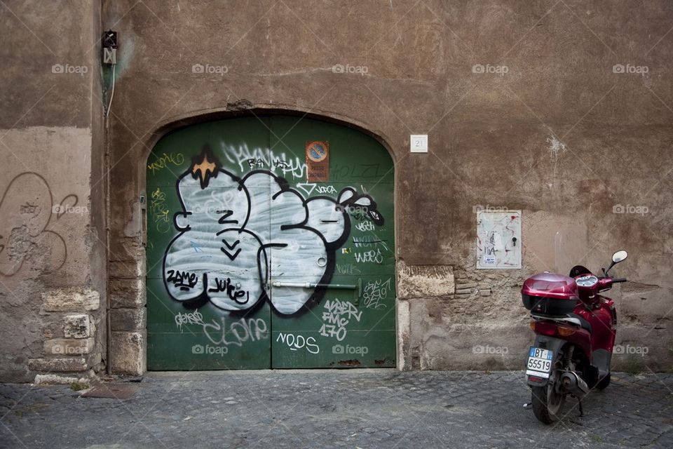 Graffiti door rome