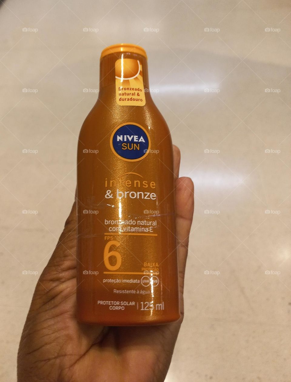 Deseja aquele bronzeado  belo, natural e duradouro? PROTETOR SOLAR NIVEA SUN  Intense & bronze FPS 6, protetor solar corpo, com proteção, com rápida absorção,  antimanchas pós lavagem. A NIVEA,  trata sua pele com carinho.