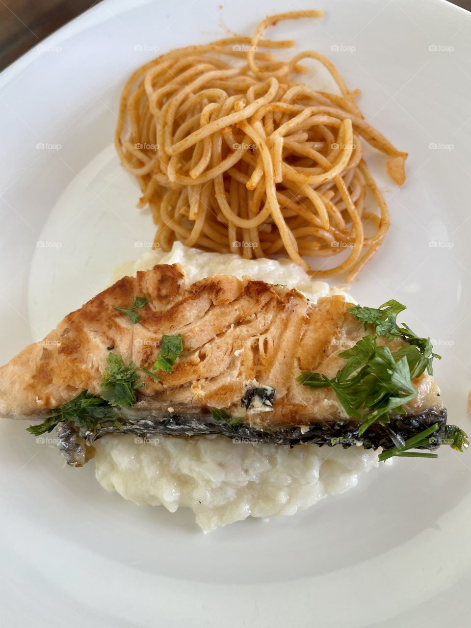 Salmão com purê de macaxeira e espaguete 