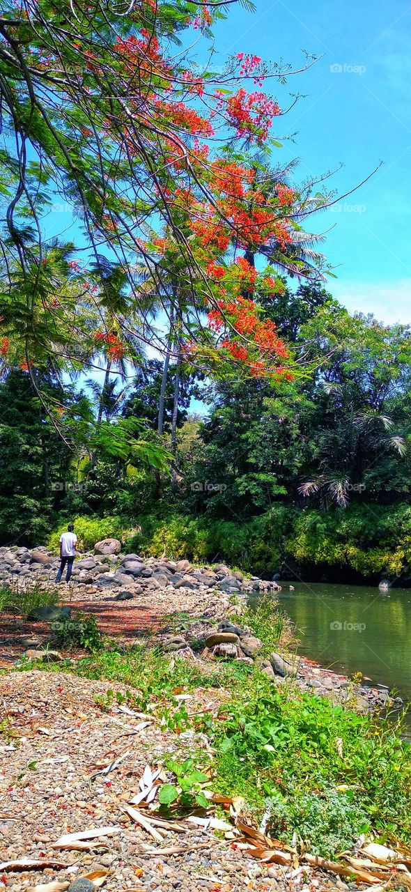 The riverside atmosphere is cool and beautiful