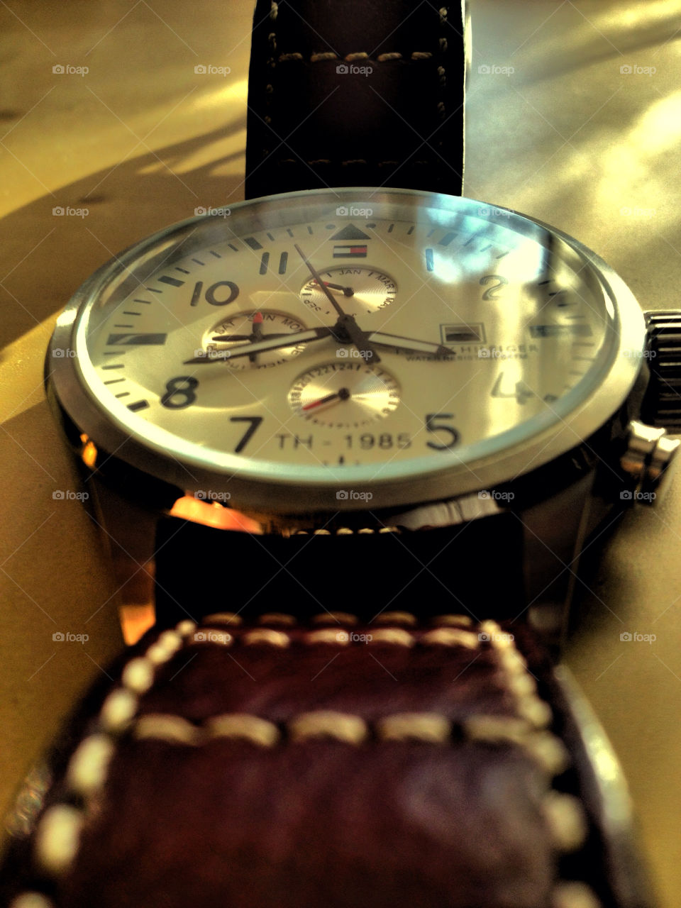 white brown clock time by danieltimofan