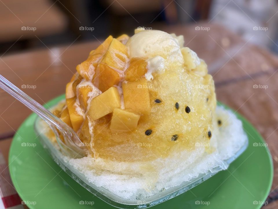 Wonderful matching of ice cream and mango icy