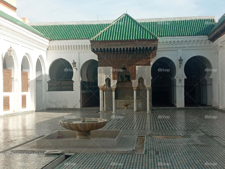 Université,alkaraouyin (Founded in 859 by Fatima Al-Fihriya, Al Quaraouiyine University of Fès (UAQ Fès) is a university located in Fez and considered to be the oldest in the  word. )
