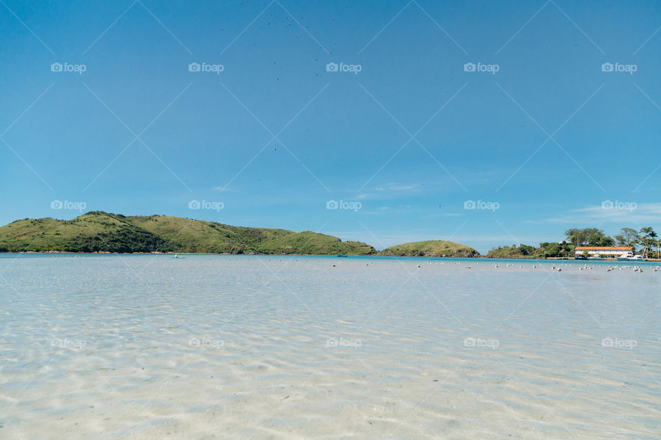 Praia com paisagem linda e fantástica no Brasil, na região do Lagos no Rio de Janeiro, em Búzios. Uma ilha incrível de conhecer!