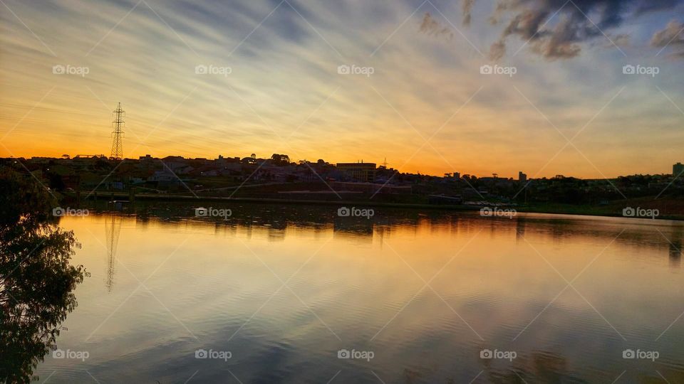O céu desceu no lago e ambos se misturaram nas suas cores,  lindo e maravilhoso entardecer no Parque de Olarias.