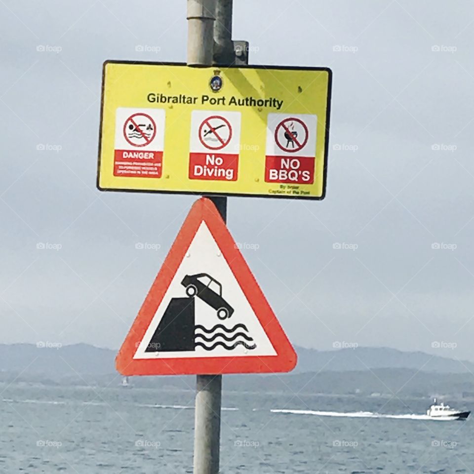 Sign-danger-warning-post-sea-land