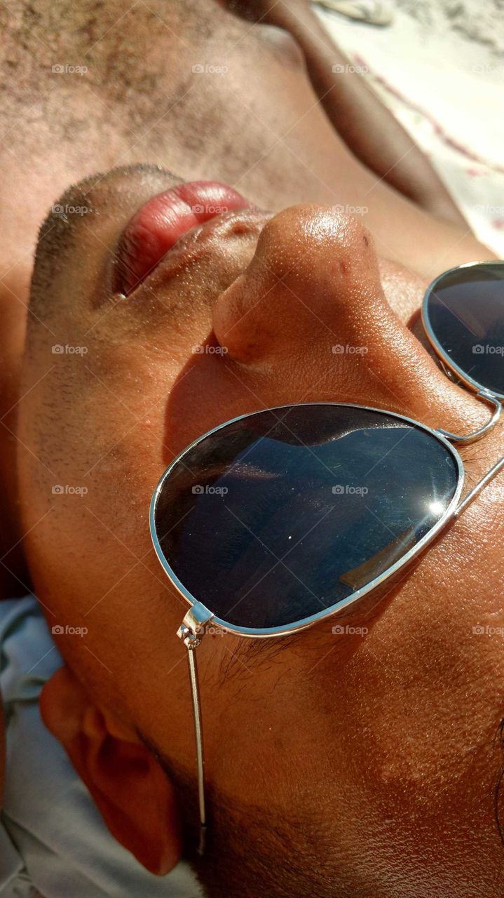 Skin, sun glasses and beach. Good vibes