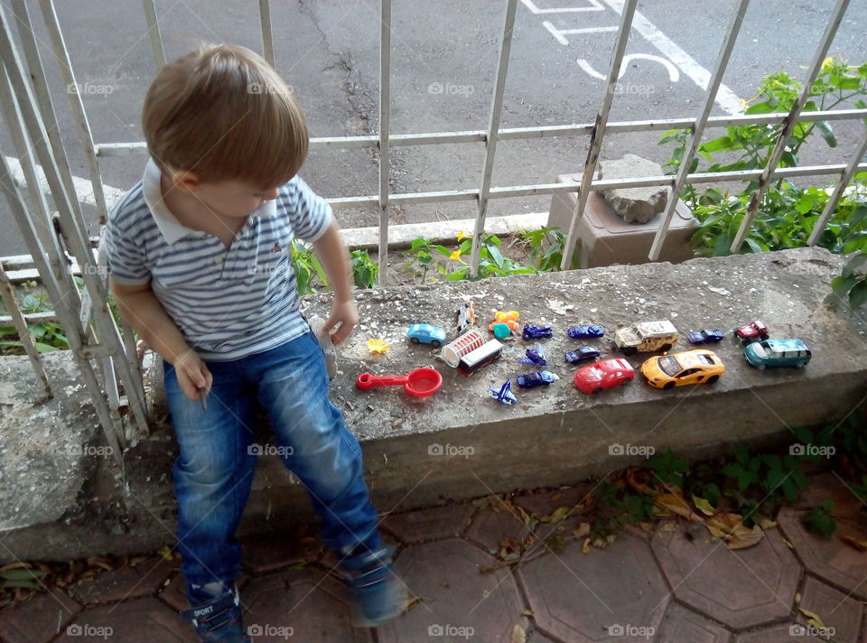 Мальчик игра игрушки