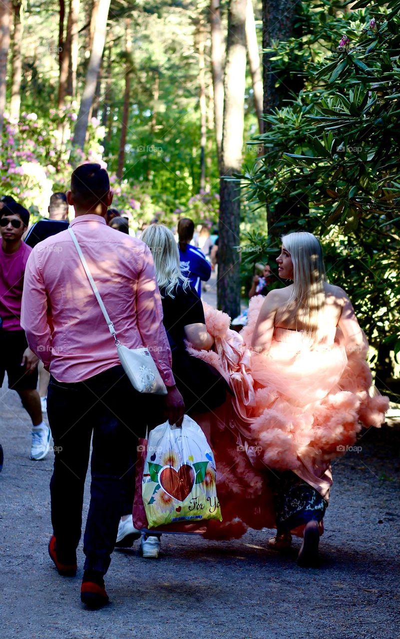 Bride and groom walking together to photoshoot at Haaga rhodoparki in Helsinki, Finland