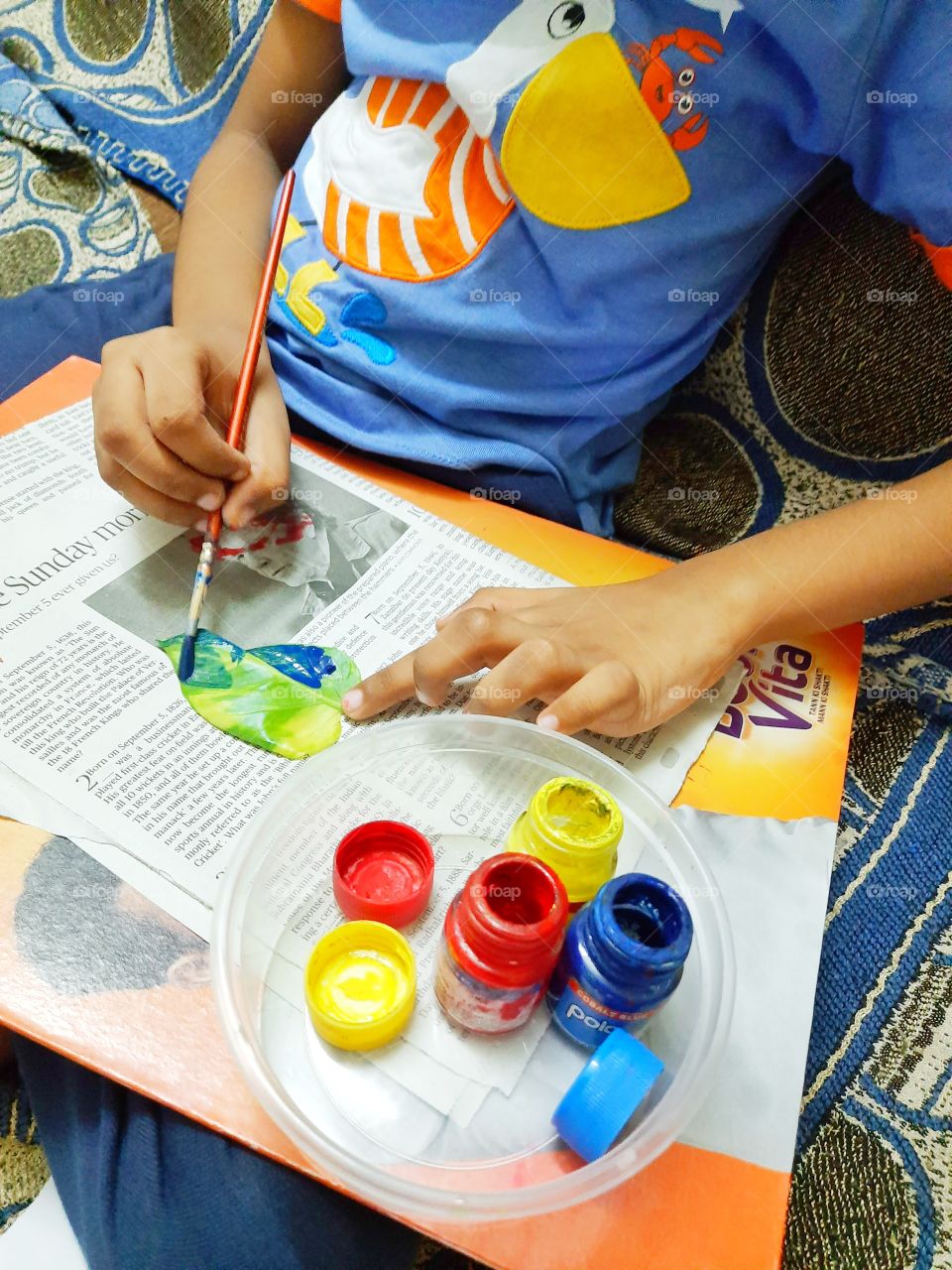 kid coloring a leaf