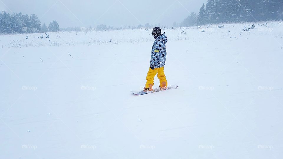 сноубордист на горе, мальчик каскадер, райдер, сноуборд, горы, снежные горы