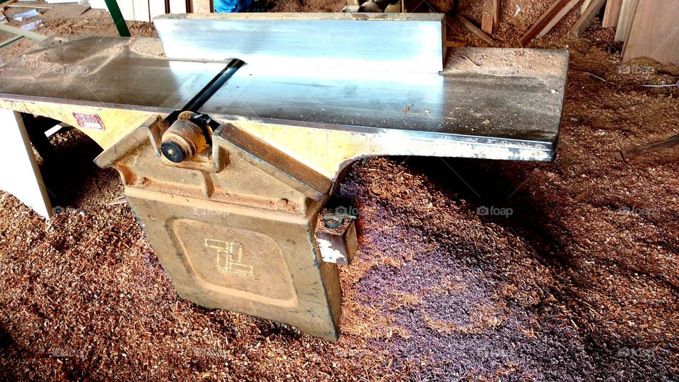 Pó de serra e, máquina de marcenaria. Aplainadora de madeira.
