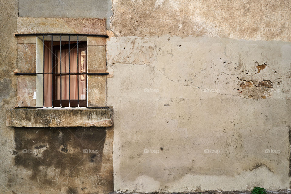 Vieja ventana en Montjuic. Barcelona