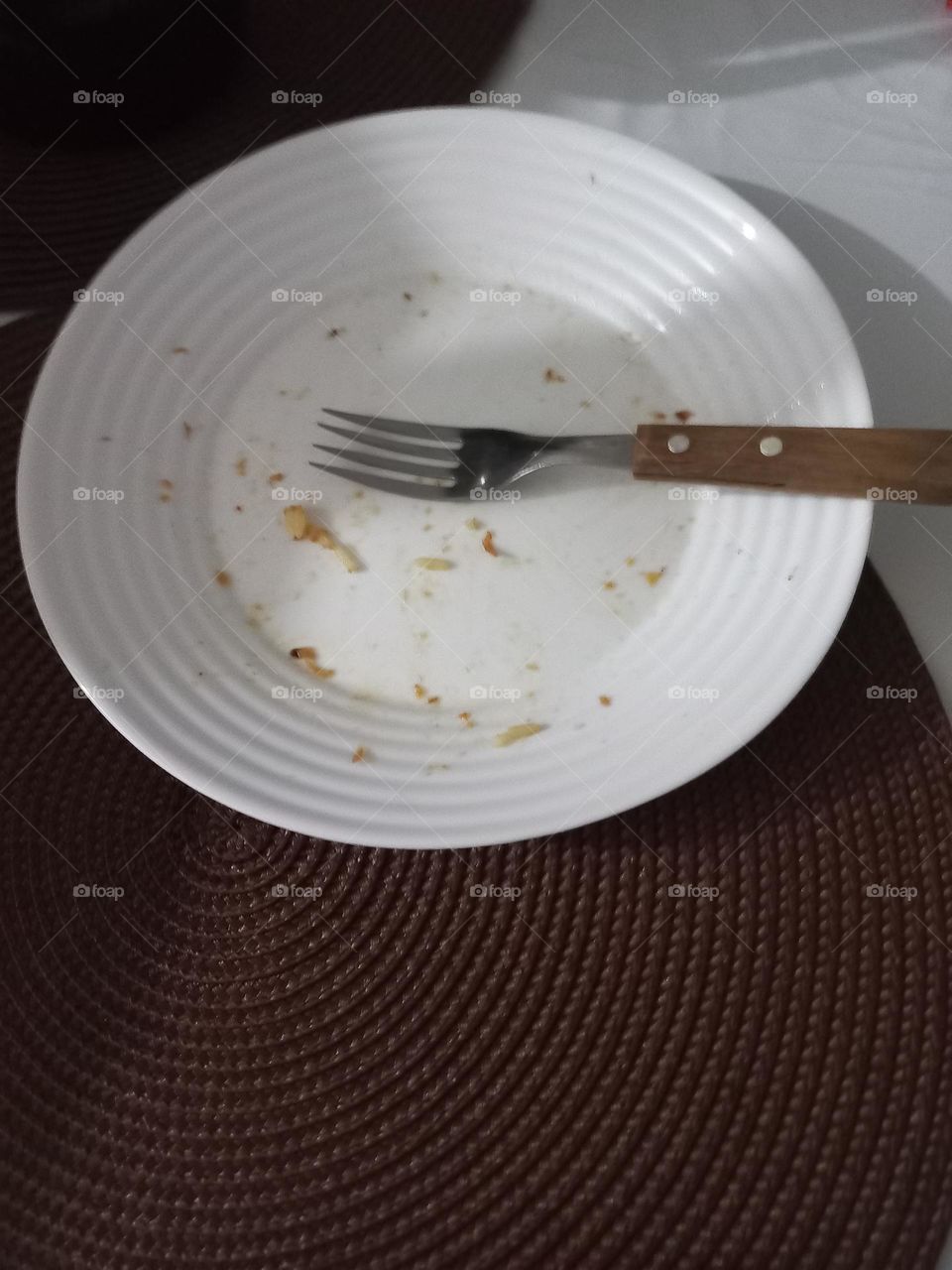 Garfo. O garfo, faz parte dos talheres e é um dos utensílios, mais usado à mesa . Serve, principalmente para segurar alimentos e levá-los à boca.