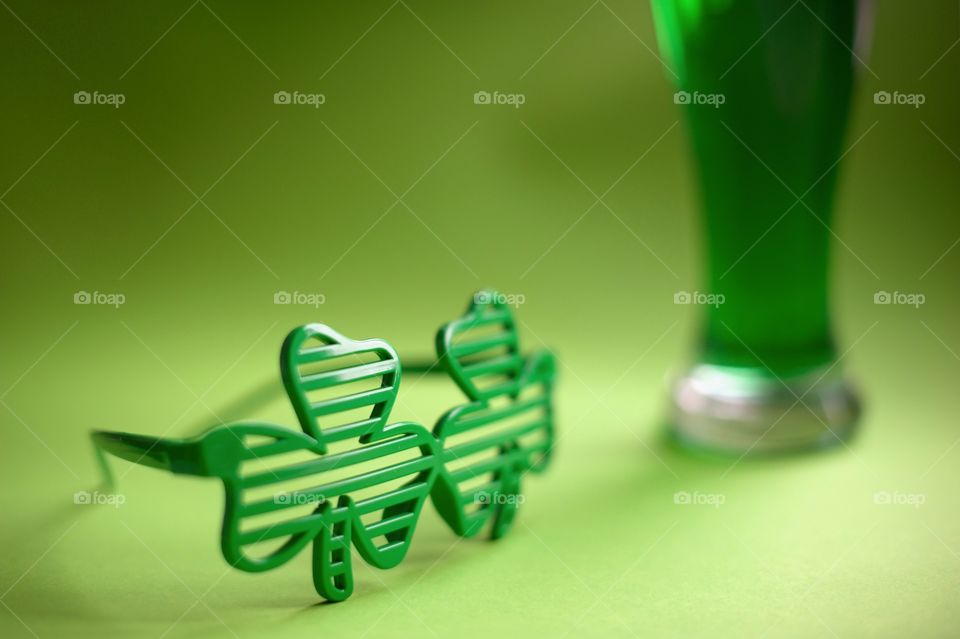 St. Patrick's day, green, leprechaun, beer, green beer, paraphernalia, Ireland, Irish, March 17, clover, lucky, luck, good luck, coins, wealth, hat, leprechaun, pot, confetti, holiday, Wallpaper, background, spectacles, carnival, karnavalnye glasses, green hat, celebration, parade, cocktail, drink, drinking, alcohol, Mixology, drink, top, minimal, festival, party, March, event, accessories, festival glasses, spring, deep green, green, grass, thematic, national, tradition, traditions, traditional, St. Patrick, Patricks, Saint Patrick, patricks, still life, symbol,