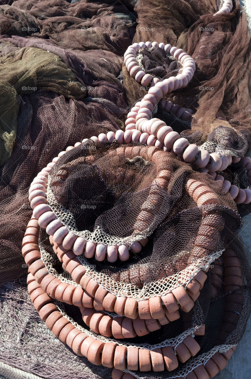 The fishing net is a series of threads, woven and tied to an upper rope or float and to a lower lead rope, which is used to catch fish. This fishing network can be:
Passive (net of curtain, trap net), motionless, requires that the fish get tangled in it
Active (purse seine, trawl net, etc.), mobile
The cloth or mesh, and the ends can be manufactured with natural fiber such as hemp, cotton, or with synthetic fiber such as nylon, kuralón, etc.
Fishing nets have different characteristics, which depend on the type of aquatic animal to be captured, as well as on their habitat and the fishing technique to be used.
One of the most traditional types of networks is Nasa. Another type is the purse seine, the trammel net, the codend. There are many and their denomination varies according to the site.