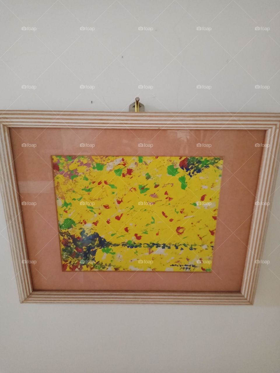 Brighten your days by hanging photo frames and pictures of who and what you love. 💛