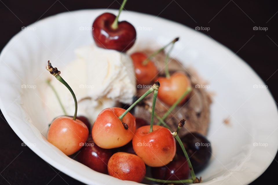 The rocky road and vanilla ice cream special with fresh cherries for the family. 