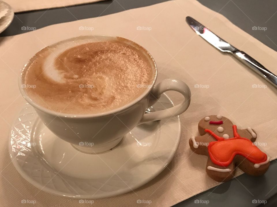 Coffee with gingerbread cookie