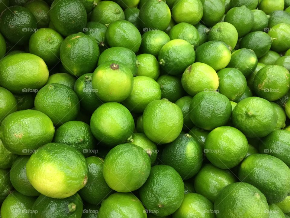 Lemons in a market 