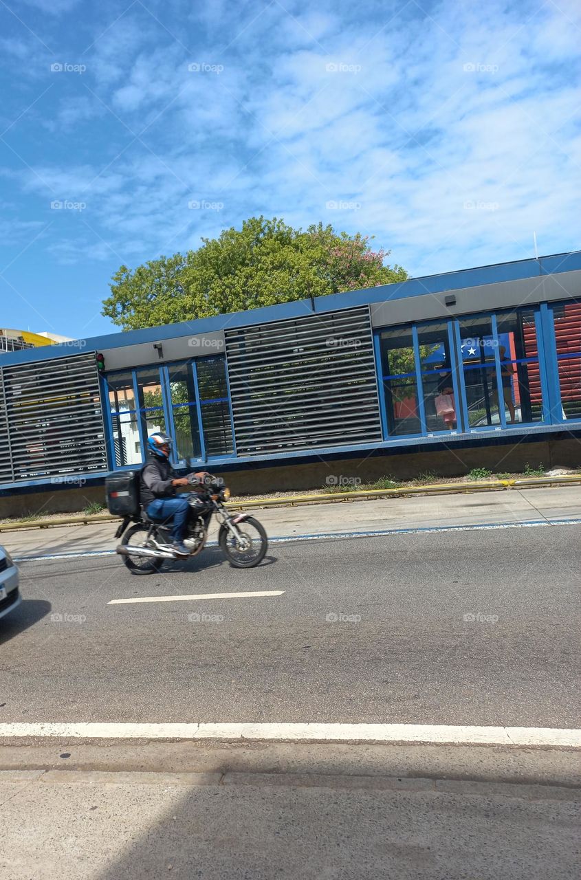 Mobilidade urbana é uma atividade essencial  para a sociedade.  É definida como, qualquer tipo de movimento,  que tenha como finalidade  o deslocamento de um ponto a outro em um espaço geográfico