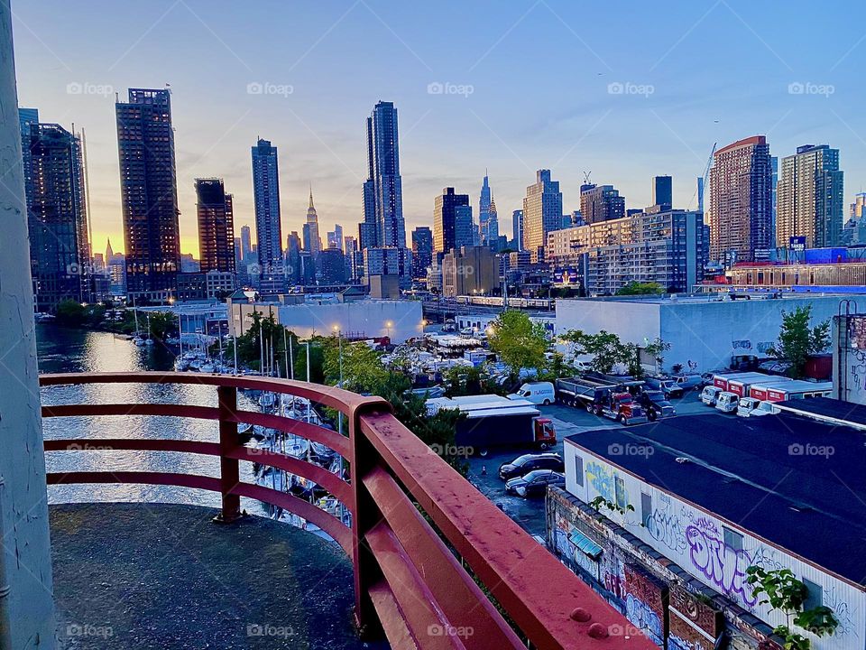 This is an absolutely fantastic view of “Newtown Creek” from the “Pulaski Bridge” on a warm Indian summer evening in early October 2023. From this central outpost the combined skyline of LIC, Queens and “Manhattan” can be seen. Hypnotic Productions