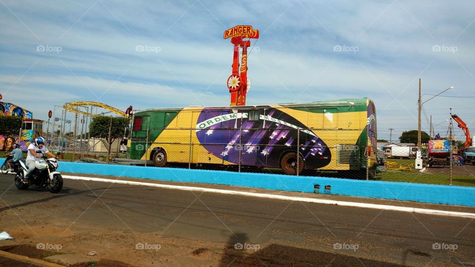Ônibus pintado como bandeira brasileira.