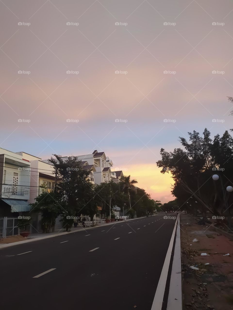 I took this photo in 2020.
When the Covid-19 epidemic was raging.  The street is empty but the sky is especially beautiful