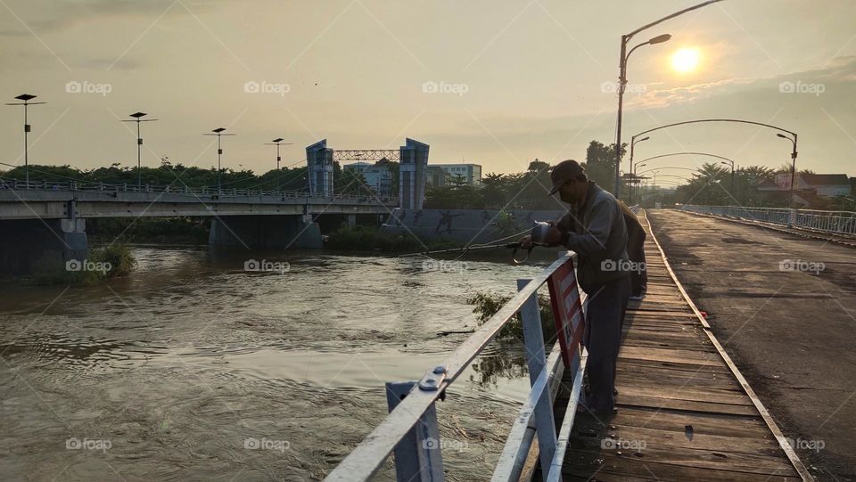 mancing di sungai Brantas