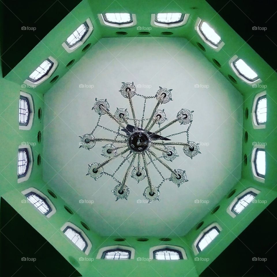 lampu tengah masjid syuhada