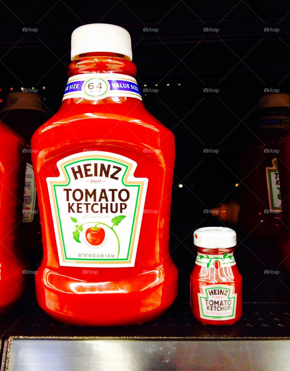 Grocery Store Huge & Tiny Size Ketchups
I couldn't believe my eyes when I saw these two sizes of Heinz Ketchup on the shelf. I had to show you this picture because I couldn't believe it!