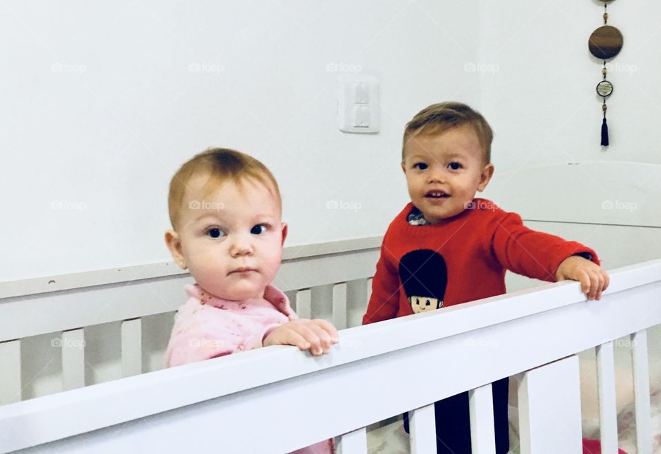 Maria Estela e Miguelzinho, todos sapecas no berço, sorrindo e se divertindo!!!!