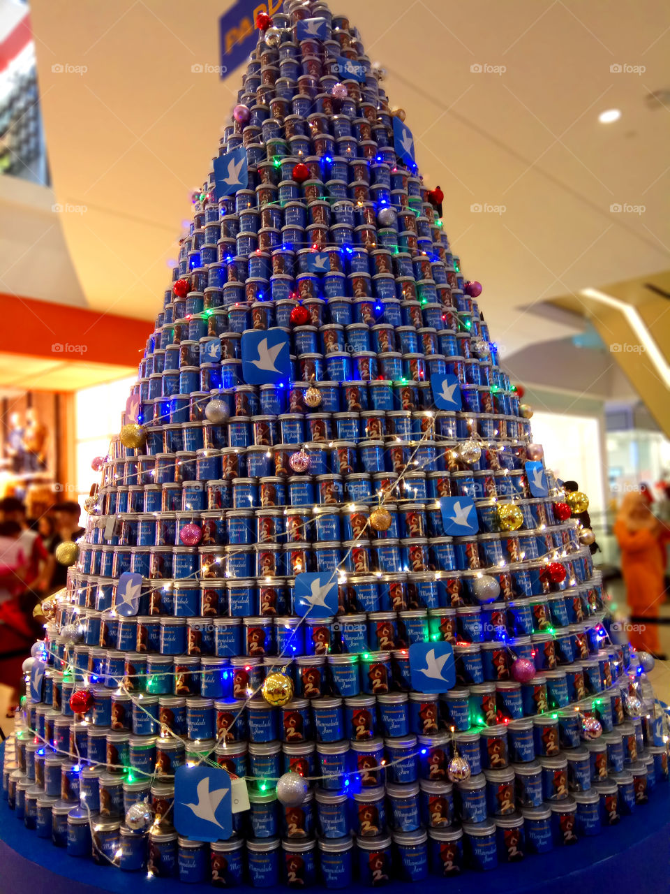 Christmas tree made by cans