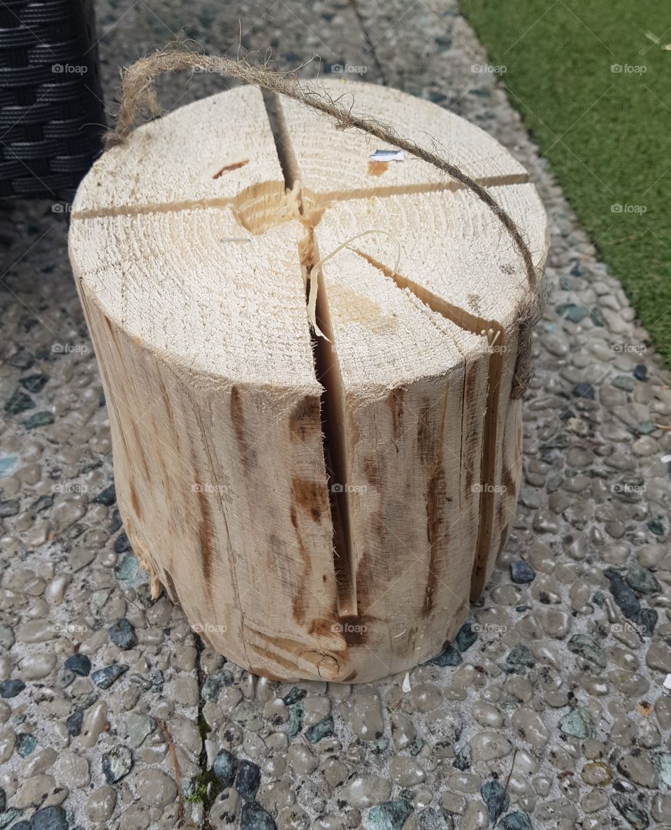 The Swedish torch originated in the 16th century, when Swedish soldiers sought an easy way to burn moist wood. For example, they did not have to travel long distances to get firewood.