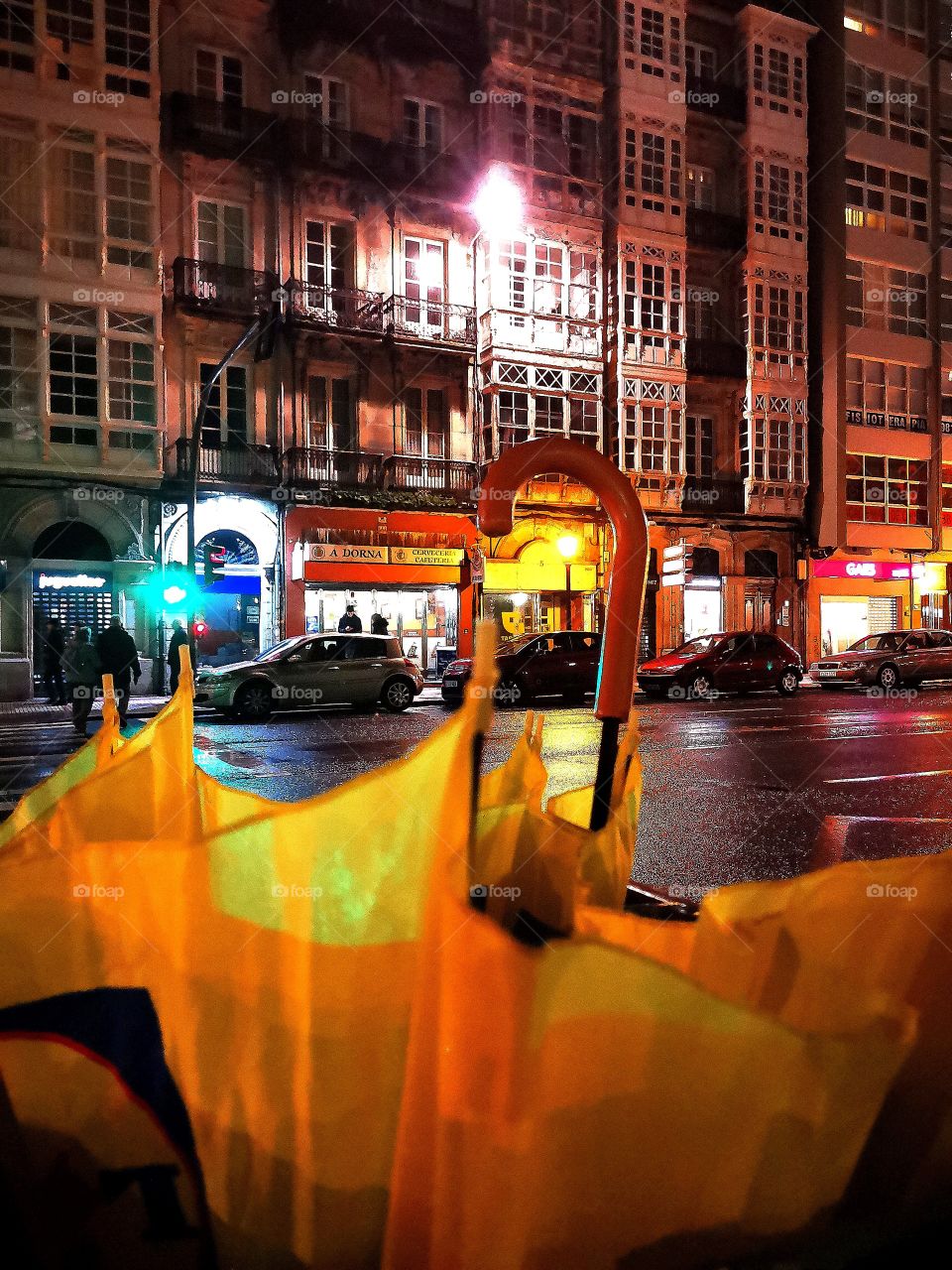 Yellow ábrela in the city