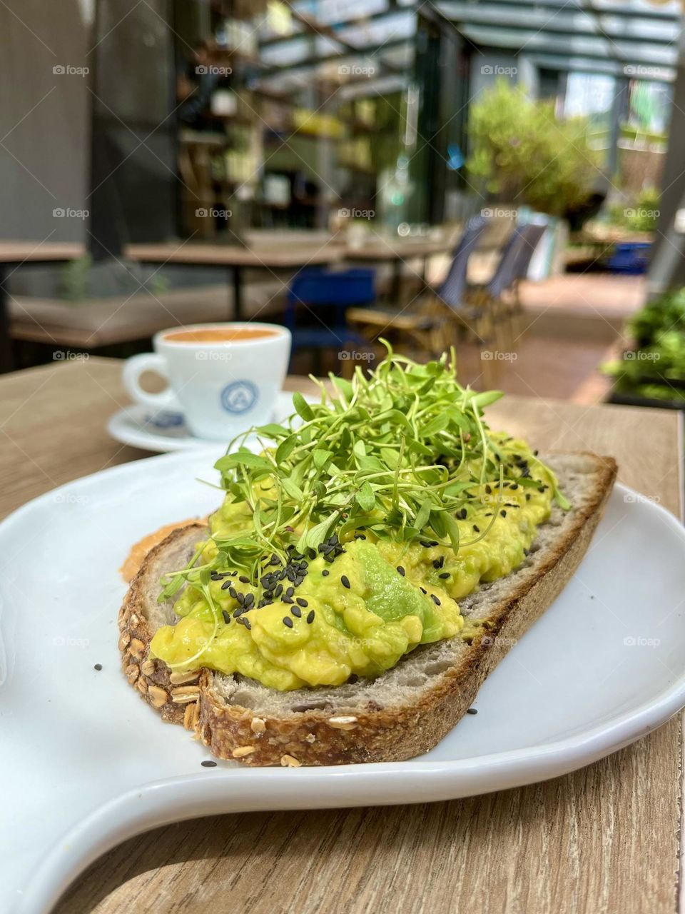 Colors white and green at the restaurant 