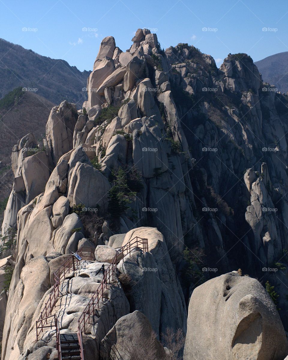 Ulsanbawi Rock, a unique rock formation composed of six granite peaks, at 876m.
Yuuwill have to climb over 800 steps, which are relatively steep. But you will forget the pain when you see the view