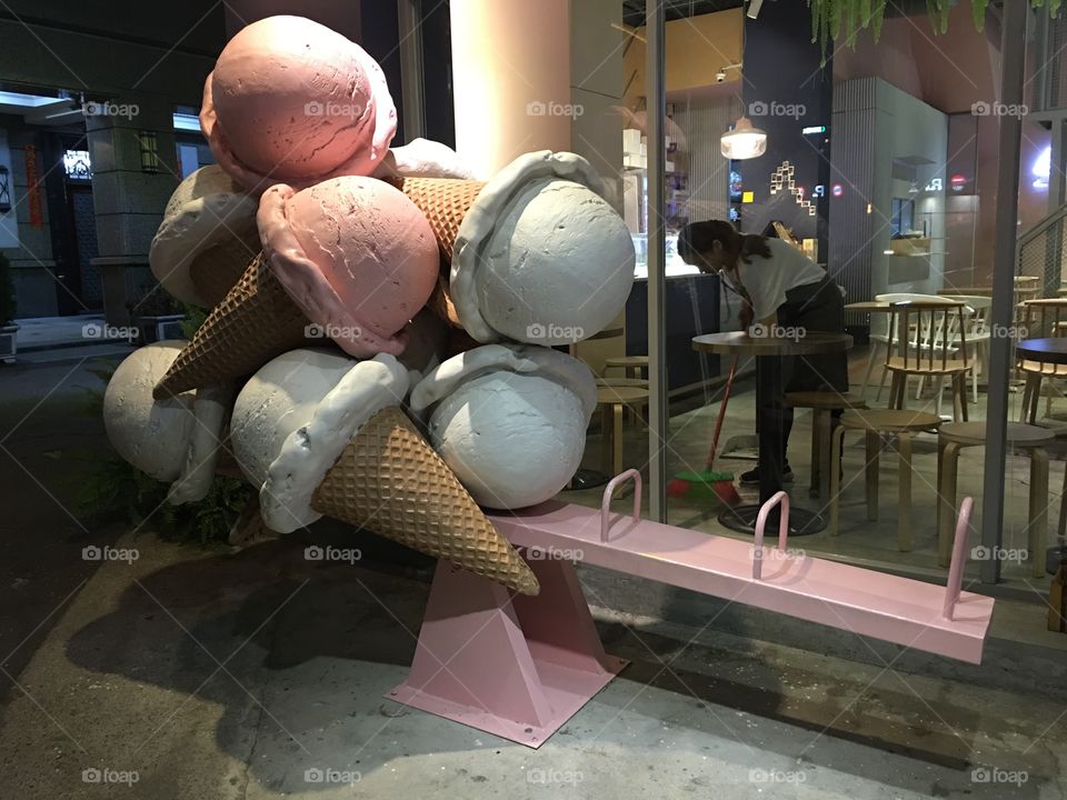 Ice cream shop i want that huge ice cream